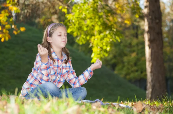Cute little girl meditates — Stock Photo, Image
