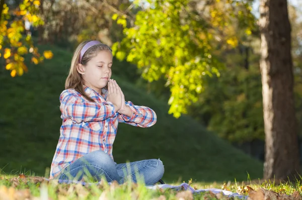 Niedliches kleines Mädchen meditiert — Stockfoto