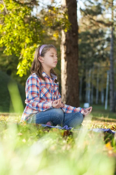Cute little girl meditates — Stock Photo, Image
