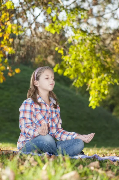 Sevimli küçük kız meditasyon — Stok fotoğraf