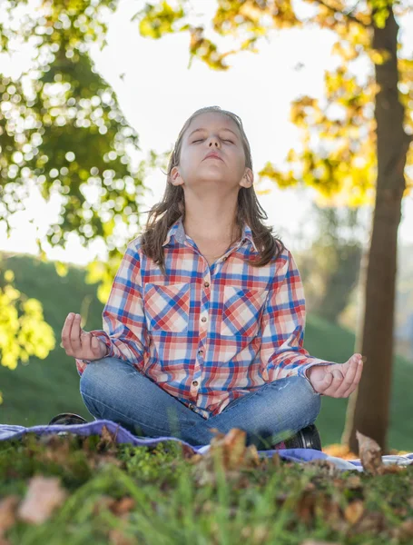 Cute little girl meditates — Stock Photo, Image