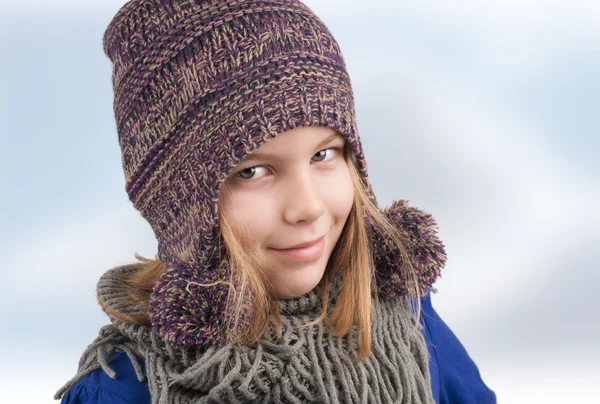 Mädchen mit Wintermütze — Stockfoto