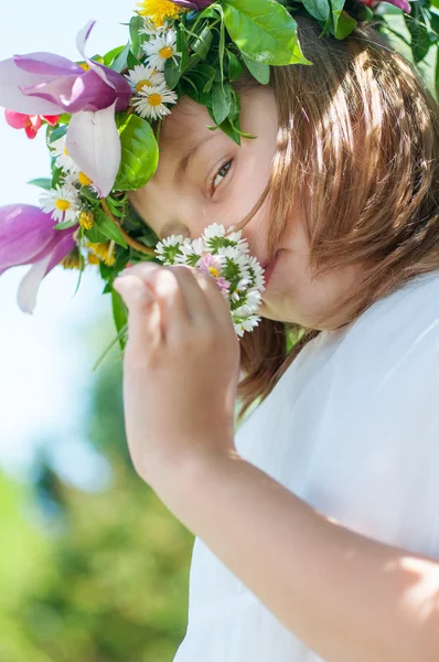 Mädchen mit Kranz — Stockfoto