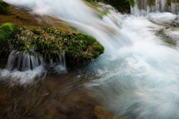 Küçük şelale Cleam Dağı nehri