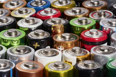 Sıra renkli kullanılmış piller. Geri dönüşüm konsepti. Yakın çekim fotoğrafçılık.