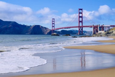 Baker Beach, San Francisco, Kaliforniya 'dan Golden Gate Köprüsü' nün çarpıcı manzarası. Yatay manzara.