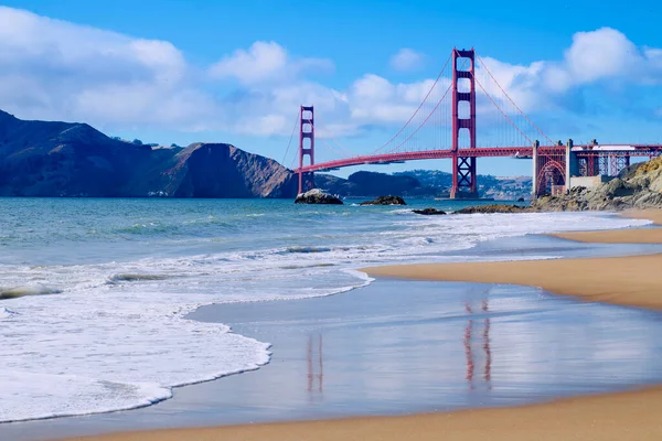 Baker Beach, San Francisco, Kaliforniya 'dan Golden Gate Köprüsü' nün çarpıcı manzarası. Yatay manzara.