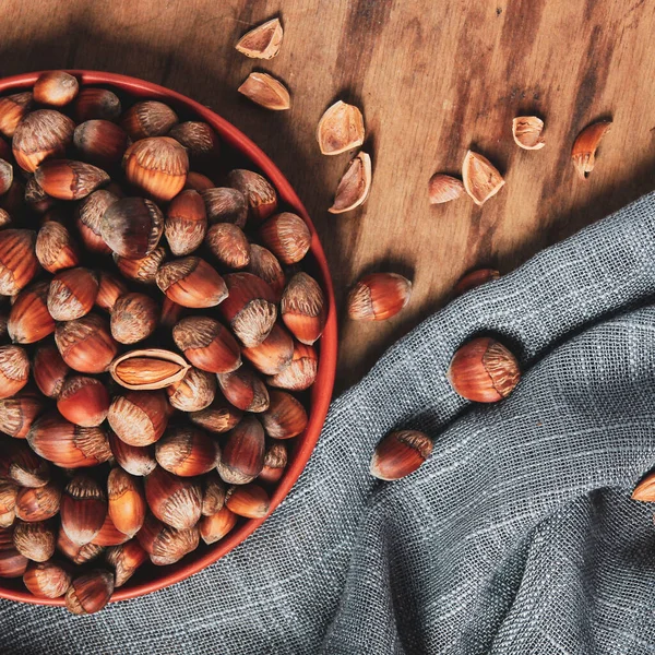 Kahverengi tabakta fındık