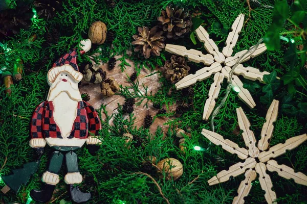 Tahtadan yapılmış Noel süslemeleri