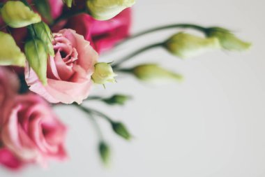 Vazoda güzel bir buket Eustoma