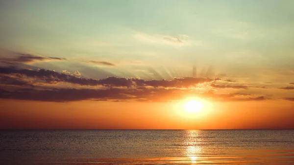 Denizin üzerinde güzel bir gün batımı