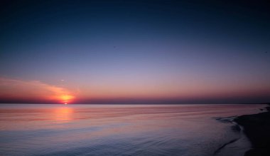 Denizin üzerinde güzel bir gün batımı