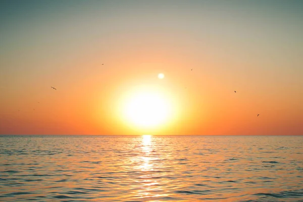 Denizin üzerinde güzel bir gün batımı