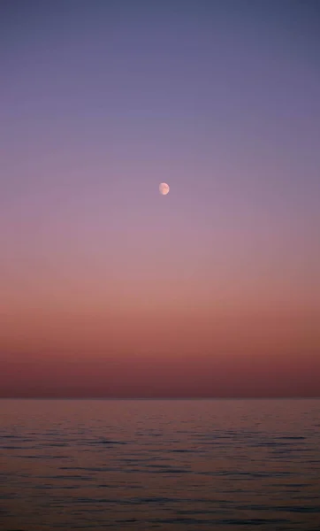 Luna Cielo Atardecer Junto Mar —  Fotos de Stock