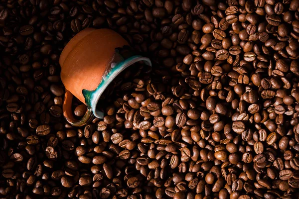 Kahve çekirdekleri ve bir fincan espresso.