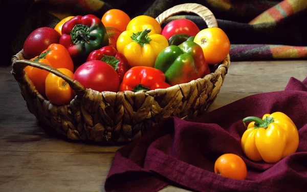 Taze kırmızı ve sarı domates ve biber sepeti 