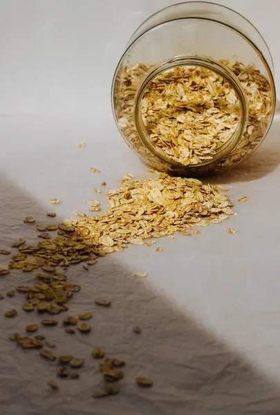 Sağlıklı kahvaltı gevrekleri cam kasede, üst manzara.