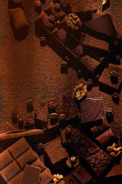 Koyu çikolata, süt ve fındık parçaları..