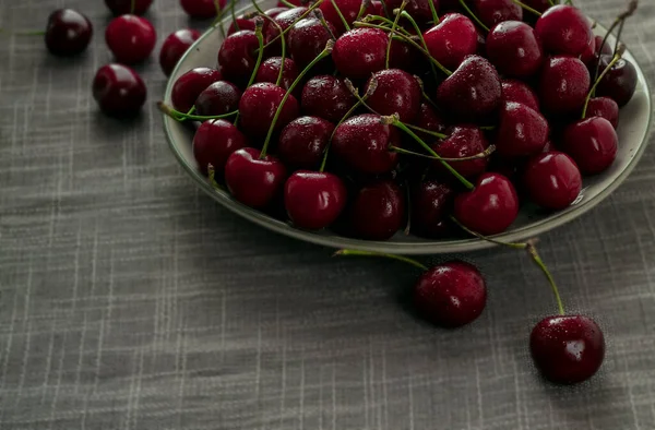 Beyaz tabakta taze kiraz meyveleri.