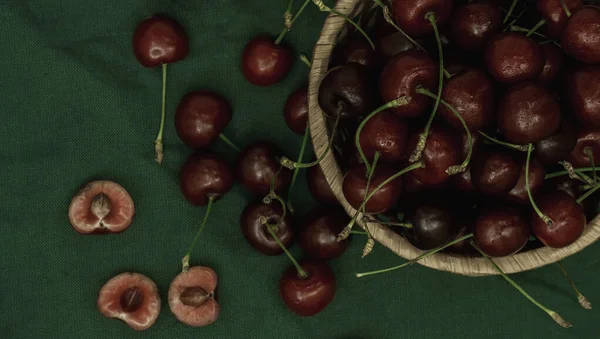 Bir tabloda Olgun Kiraz.