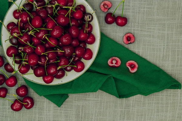 Beyaz bir kase kırmızı kiraz 