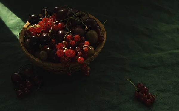 ahşap masa üzerinde olgunlaşmış taze çilek.