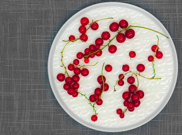 Beyaz tabakta taze üzümler.