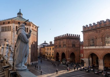 Cremona, Duomo, Aziz Peter 'ın heykeli ön planda.