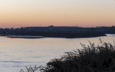  Gün batımında Po nehri, sonbahar renkleri. Cremona, İtalya