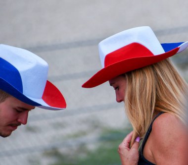 Renkli şapkalı çift