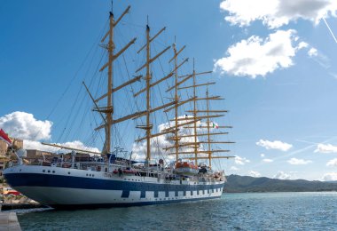 Dünyanın en büyük yolcu gemilerinden biri Portoferraio, Elba Adası 'nda demirlemiş..