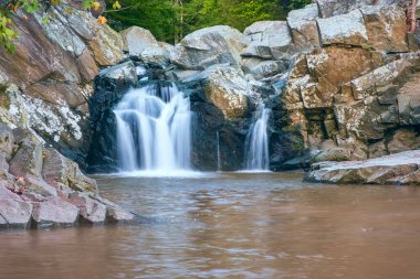 Scott 's Run Şelalesi Eylül' de. Scott 'ın Doğayı Koruma Alanı. Fairfax İlçesi. Virginia mı? ABD. Potomac nehrinin yüksek su seviyesi; 