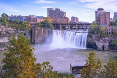 Sonbaharda Pont De Rennes Köprüsü 'nden High Fall manzarası. Rochester. - New York. ABD