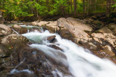 Little River 'daki Bingham Falls' un yukarısında. Stowe kasabası. Lamoille İlçesi. - Vermont. ABD