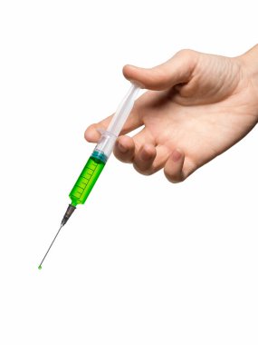 İnsan elinde 5 ml şırınga, yakın çekim, dikey fotoğraf, beyaz üzerine izole edilmiş..