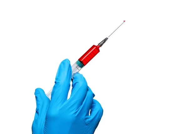 Ręka ludzka w gumowej rękawiczce z jednorazową strzykawką 5 ml, czerwony marker, zbliżenie, odizolowana na biało. — Zdjęcie stockowe