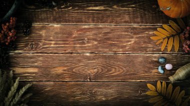 Sihirli sonbahar arka planı. Otantik ahşap yüzey üzerinde ormanın hediyeleriyle Ashberry, kuru yapraklar, kozalaklar, değerli taşlar ve kamış, kopyalama alanı, sade anahtar.