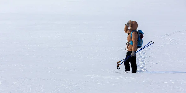 手にスキー棒を持つ雪原に立つ冬の服の人間と先の冬の日に、フォーマット1 × 2 、フォーカスを選択. — ストック写真