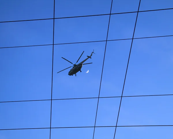 하늘에 있는 헬리콥터 — 스톡 사진
