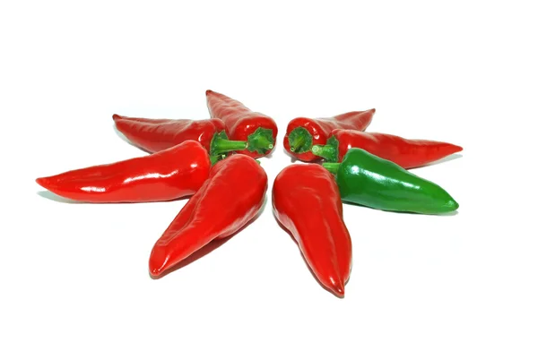 Pimienta amarga roja con un pimiento verde — Foto de Stock