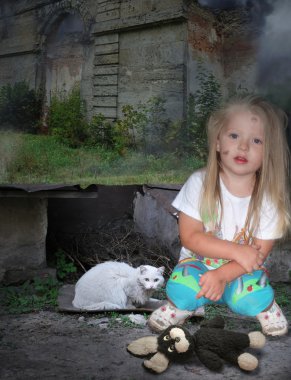 bir kedi ile yalnız hüzünlü çocuk