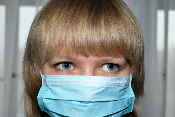 Νεαρή γυναίκα με μάσκα του ιού προστασία πάνω από το πρόσωπό — Φωτογραφία Αρχείου