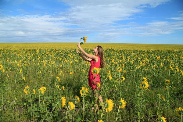 Senyum gadis dengan bunga matahari — Stok Foto