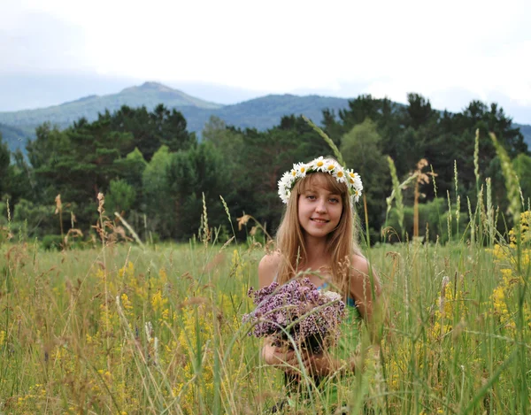 Gadis muda yang cantik dengan karangan bunga rumput harum — Stok Foto