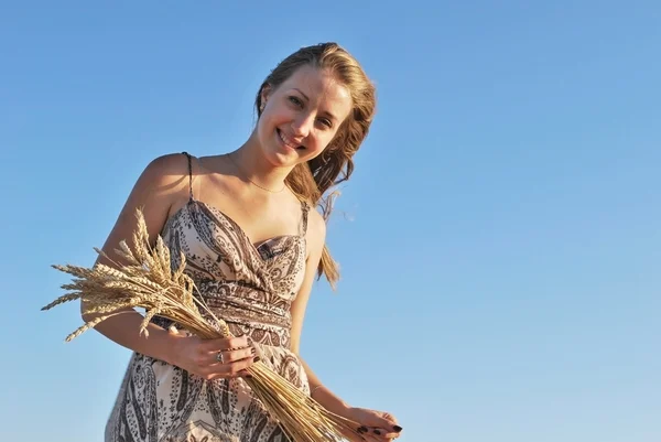 Gadis muda yang cantik dengan buket gandum di tangan — Stok Foto