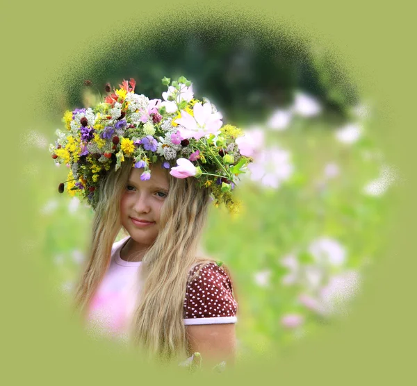 Lány egy szép virág koszorú — Stock Fotó