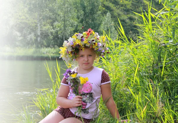 Menina em uma bela coroa de flores — Fotografia de Stock