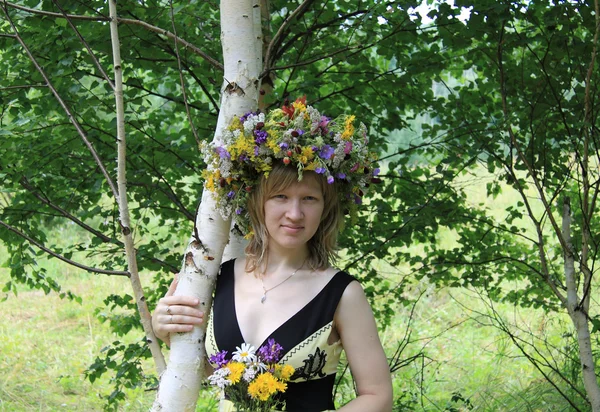 Wanita muda dalam pakaian dan karangan bunga — Stok Foto