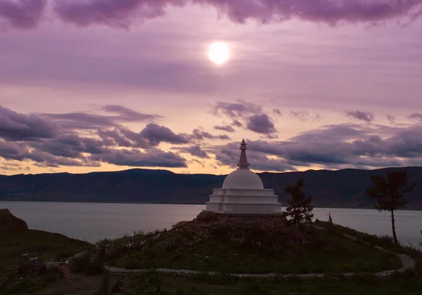 바이칼 호수에 달빛에 stupa 향상 기능 — 스톡 사진