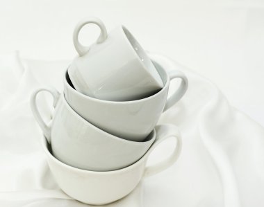 Beyaz bir bez üzerinde saf beyaz mutfak eşyaları 